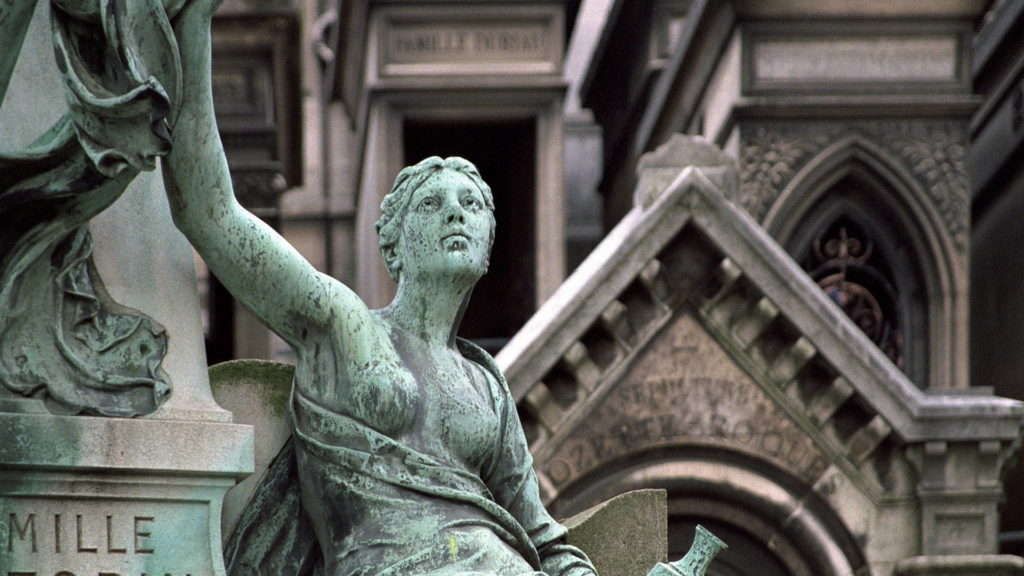 Statue du cimetière dy Père Lachaise, à proximité de l'hôtel Terre Neuve à Paris.